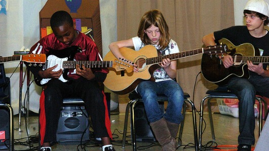 kids-playing-guitars
